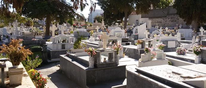 Πόσο ξεφτίλες είστε; Η Εφορία «κυνηγά» γυναίκες που ανάβουν καντήλια σε νεκροταφεία